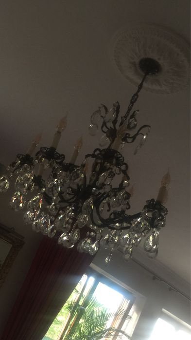 Kryształowy duży żyrandol w antyku i oryginale