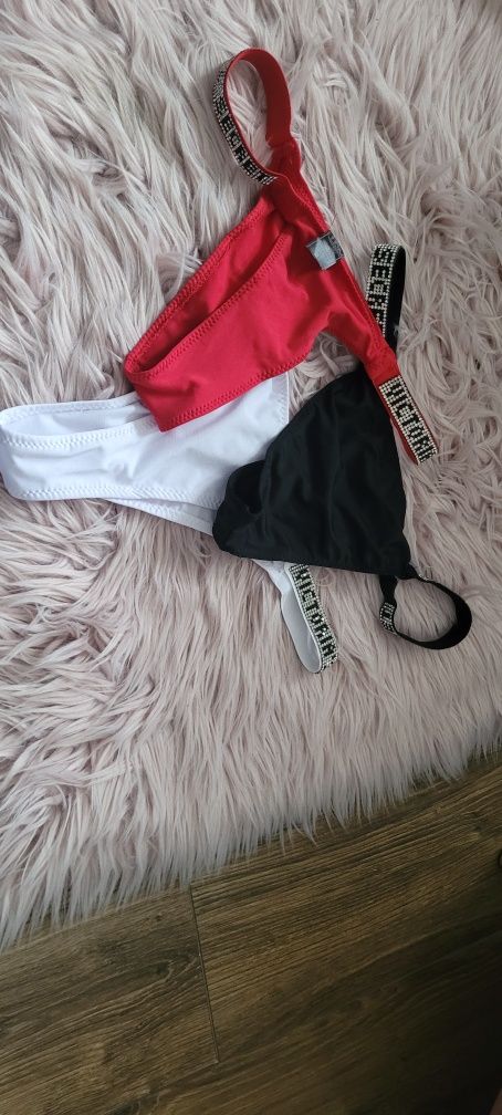 3x Stringi z ozdobnymi napisami