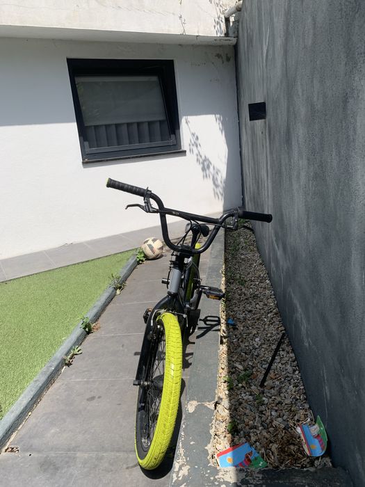 Bmx usado com algumas marcas de uso mas funciona prefeitamente