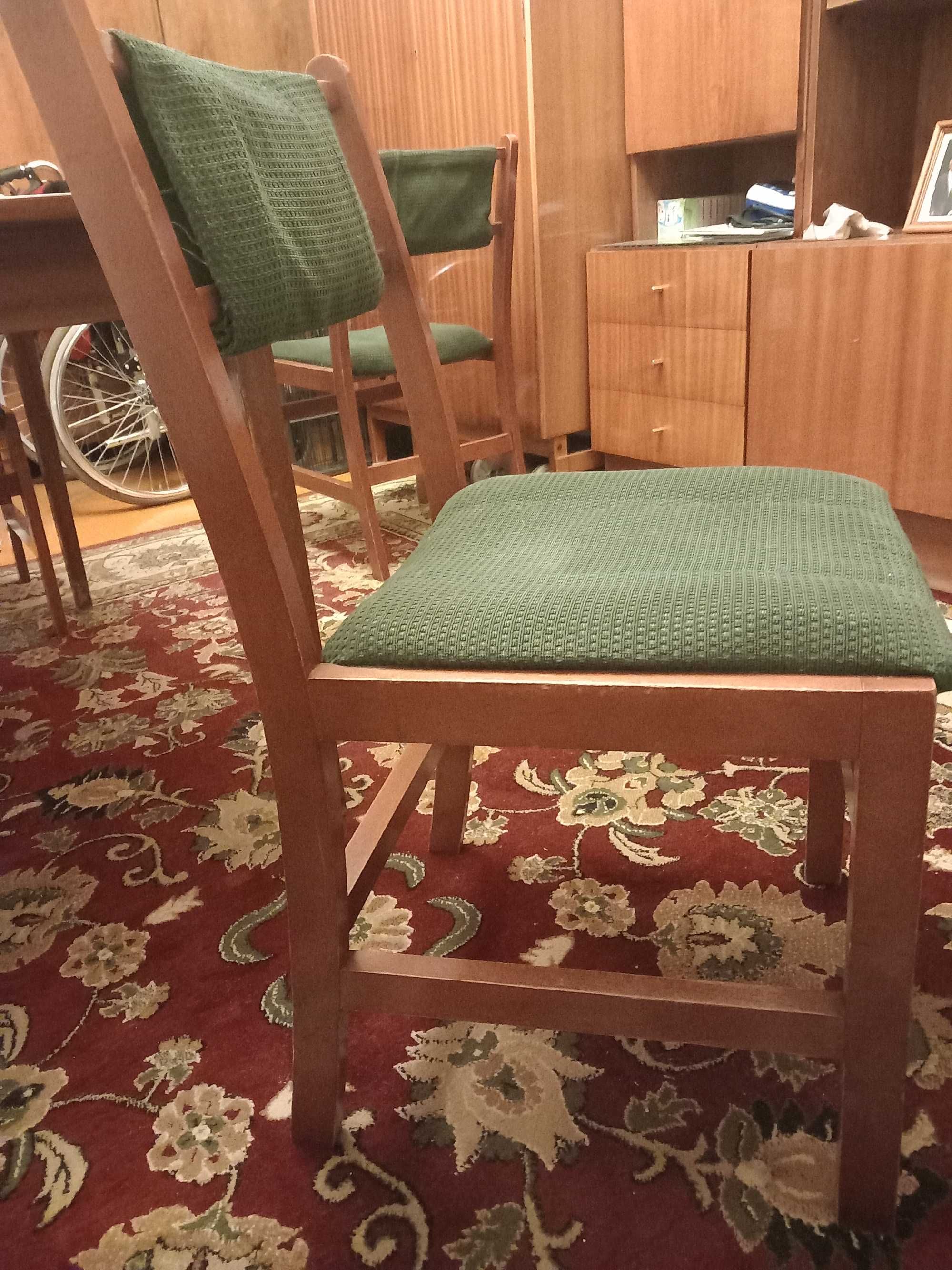 Drewniany stół rozkładany z krzesłami tapicerowanymi