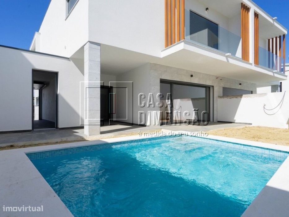 Moradia de Arquitectura Moderna de tipologia T3 na zona da Caparica...