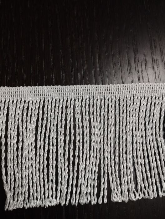 Taśma biała z frędzlami wys 7,5 cm . 7 metrów.