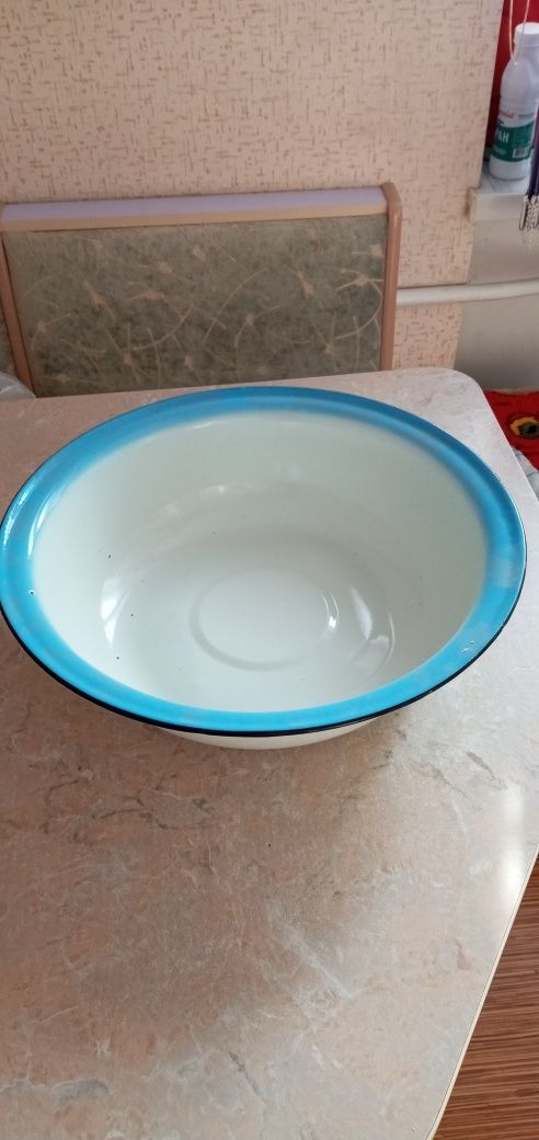 Продам посуду, лоток эм. 5л. Ковши, таз эмал. 12л.