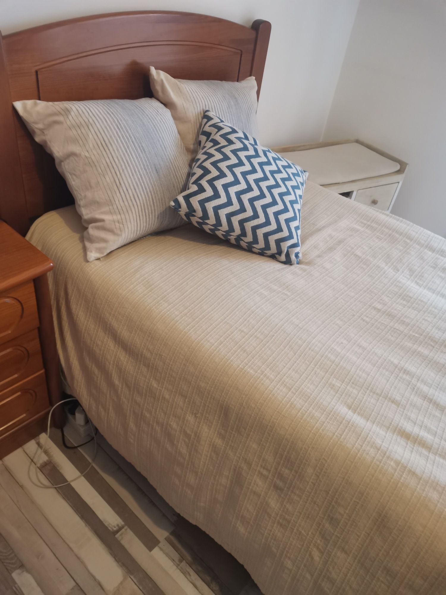 Conjunto colcha +3fronhas+ cortinado+ varão