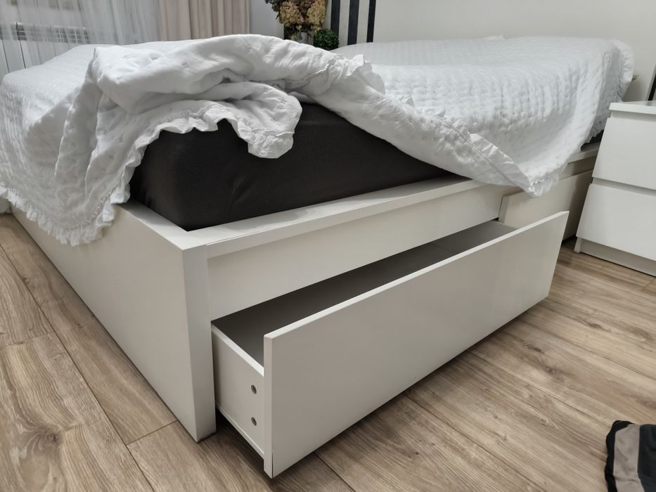 Zestaw mebli Sypialnia łòzko komoda szafki nocne