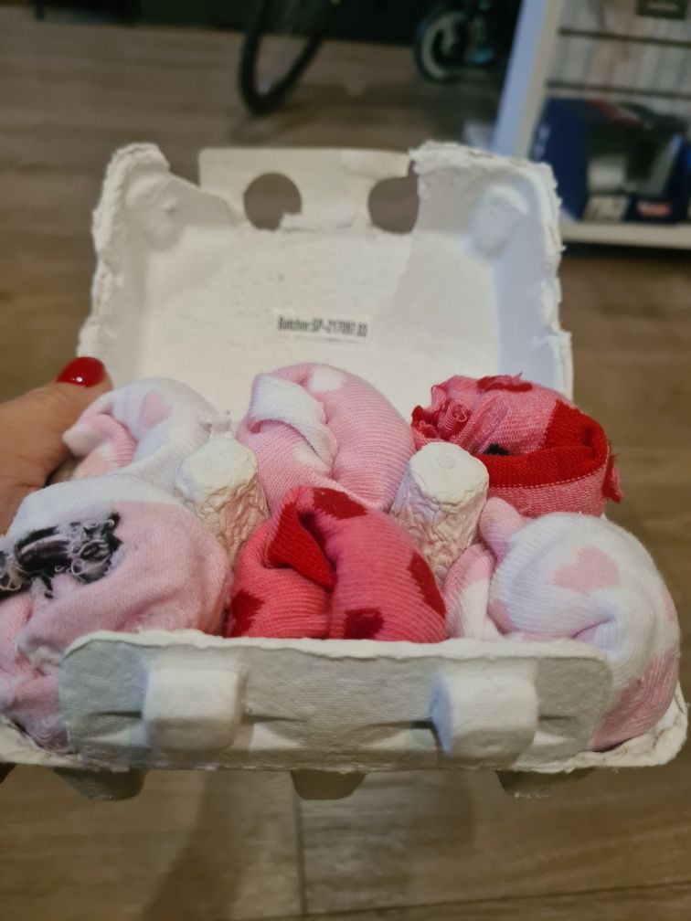 Dooky prezent na baby showet, różowe skarpetki w pudełku