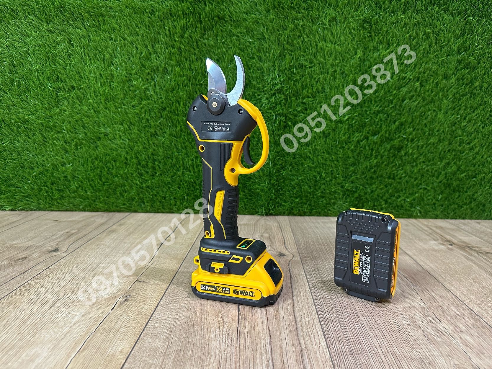 Аккумуляторный Секатор DeWALT DCMPP540P1 24V 5Ah для точной обрезки