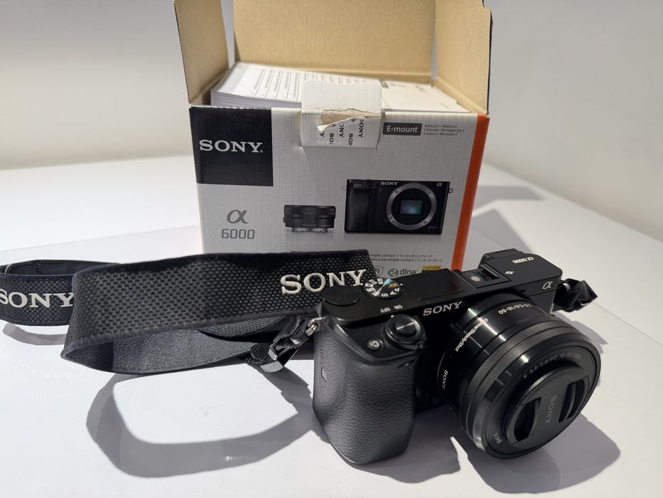 Sony a6000 z obiektywem 16-50 (ILCE-6000L) + ładowarka + torba Sony