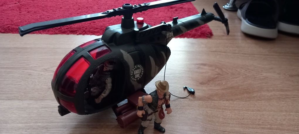Helicóptero com 2 bonecos  soldados