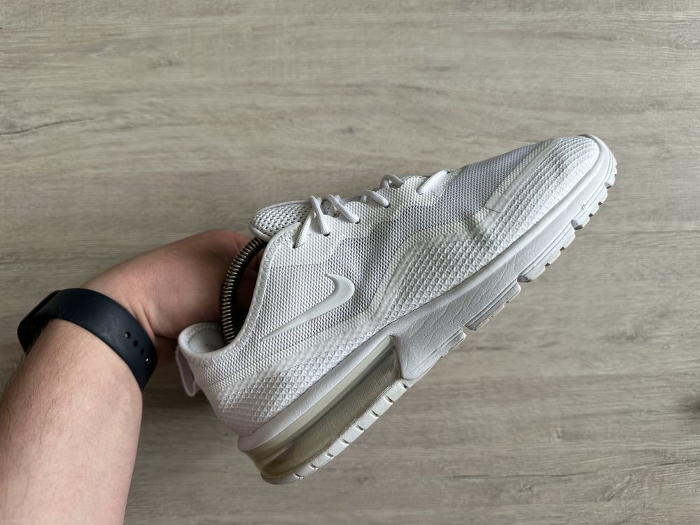 Білі кросівки nike air max sequent