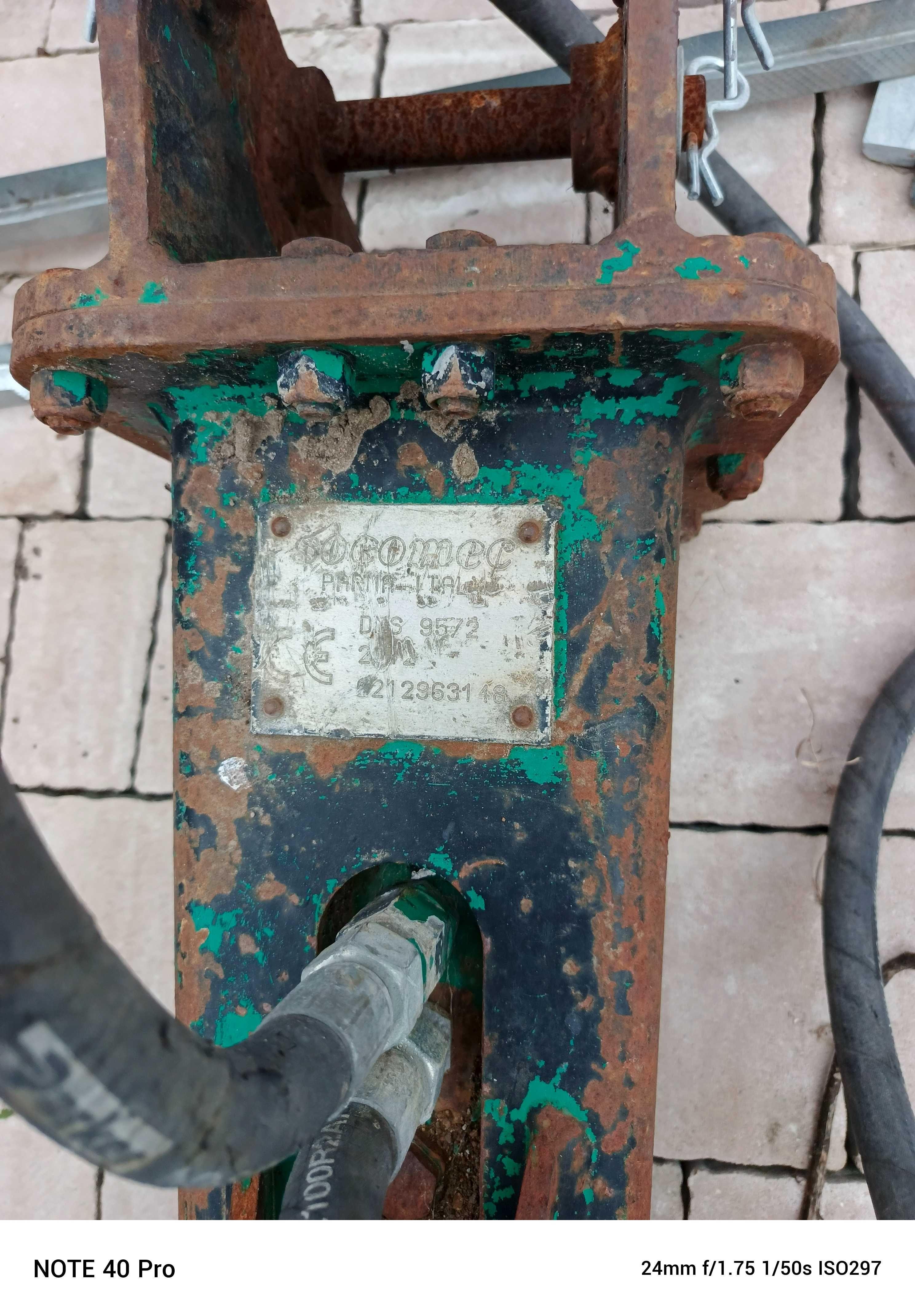 Młot hydrauliczny do koparki