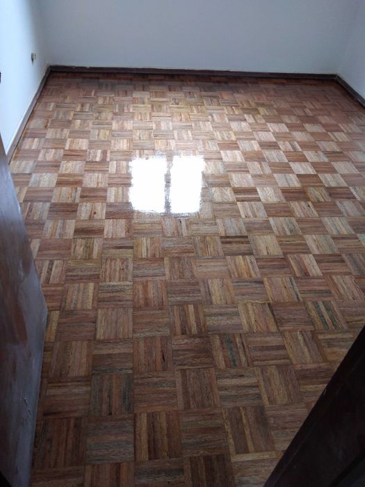 Afagamentos, envernizamentos, pinturas e lacagens de portas