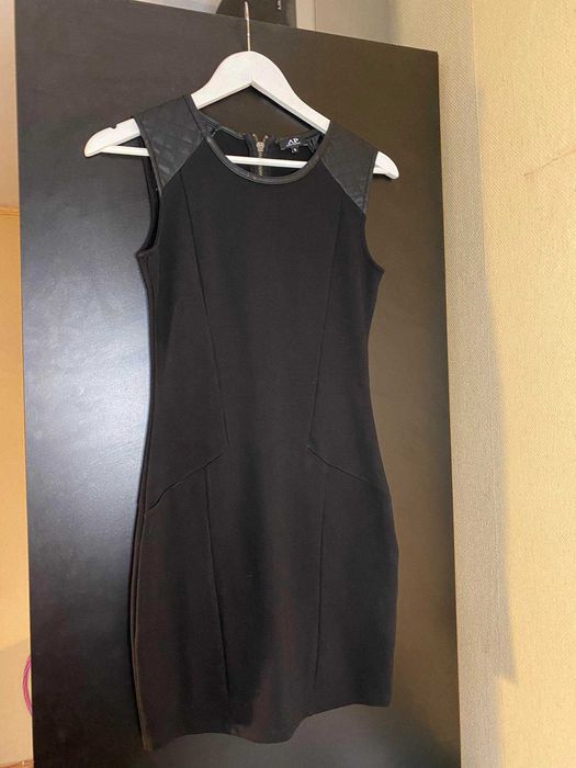 Klasyczna mała czarna sukienka skórzane wstawki tuba dopasowana