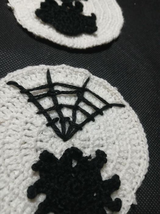 Decoração de Halloween em  crochê - Porta copos de aranha