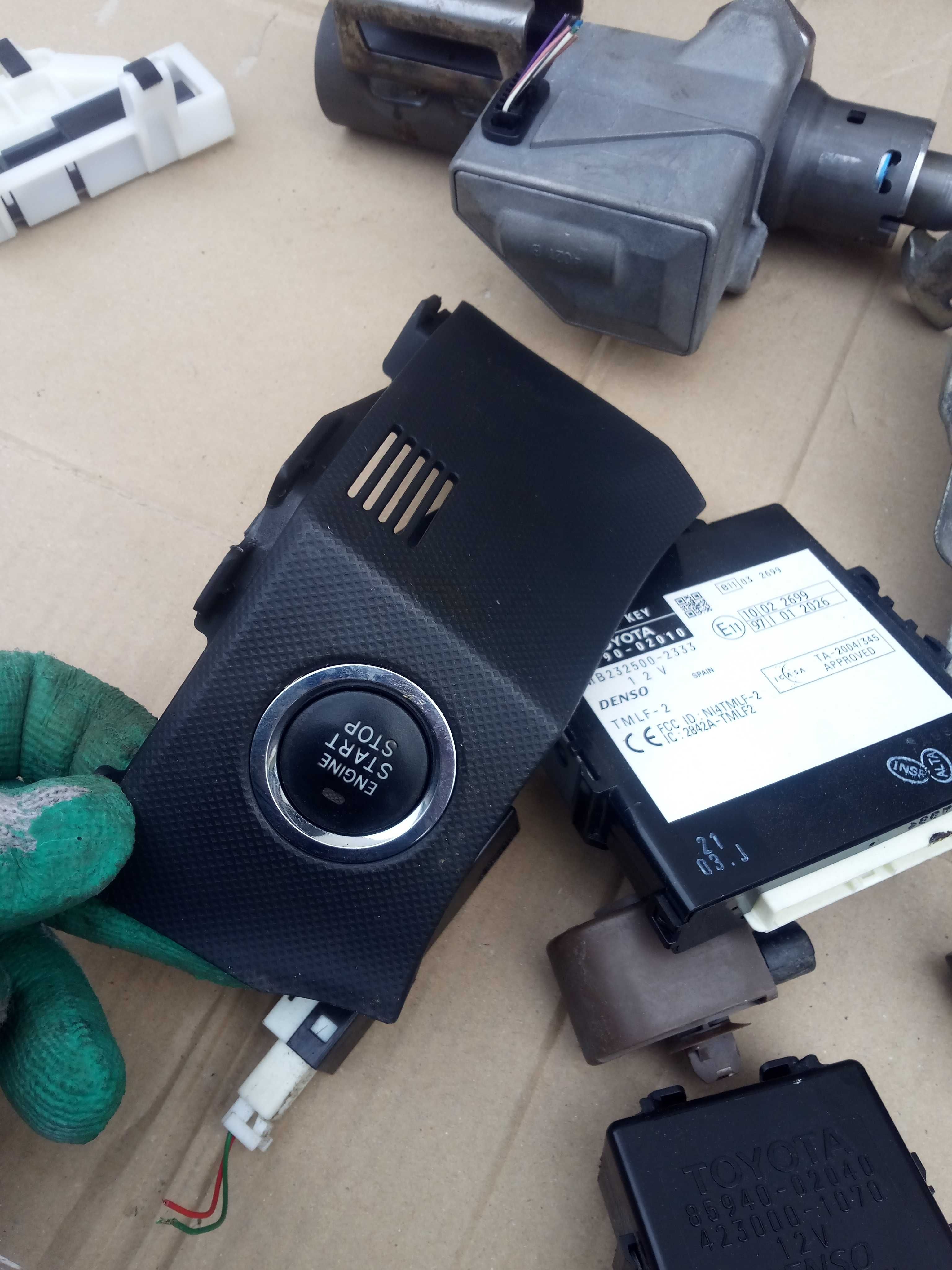TOYOTA AURIS I 06-09 zestaw startowy komputer smart key 1,6 dual 124km