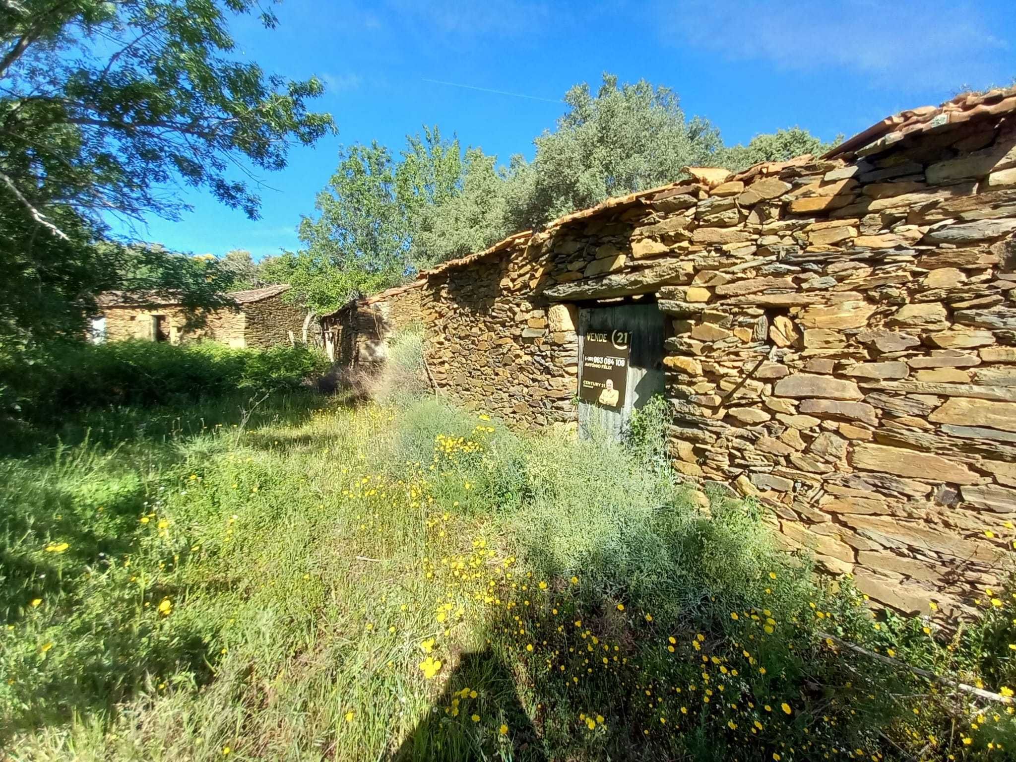 Terreno com casas para reconstruir