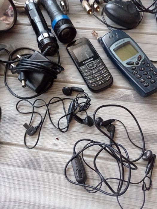 На запчасти .шнуры ,телефоны,фонарики.