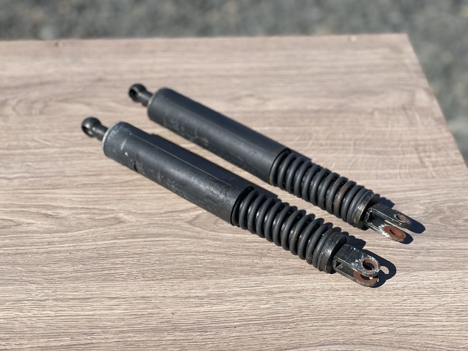 Амортизатори Багажника БМВ Е39 Універсал Опори Ляди BMW E39 Пружина