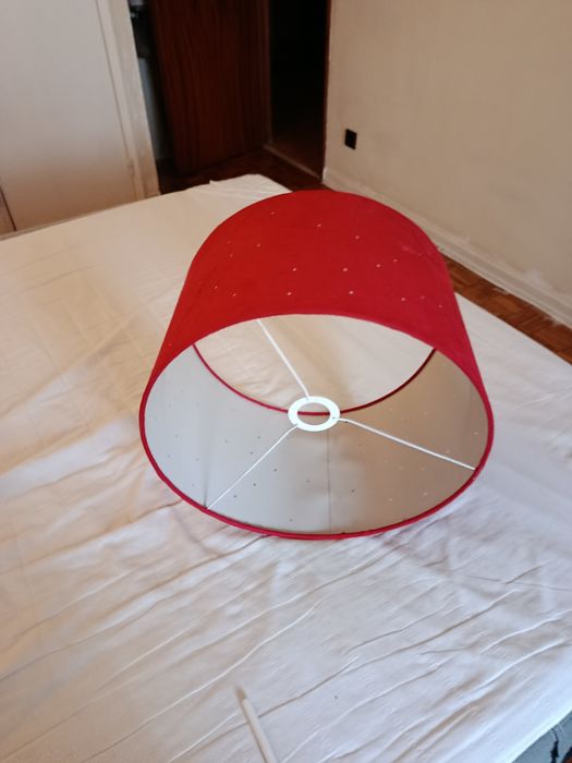 Abajur em veludo vermelho com desenhos muito discreto