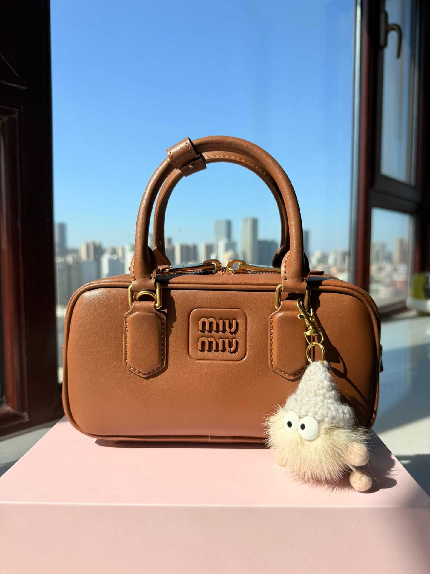 MiuMiu Brązowa Mini Torebka Crossbody Z Frędzlami Trend 2025