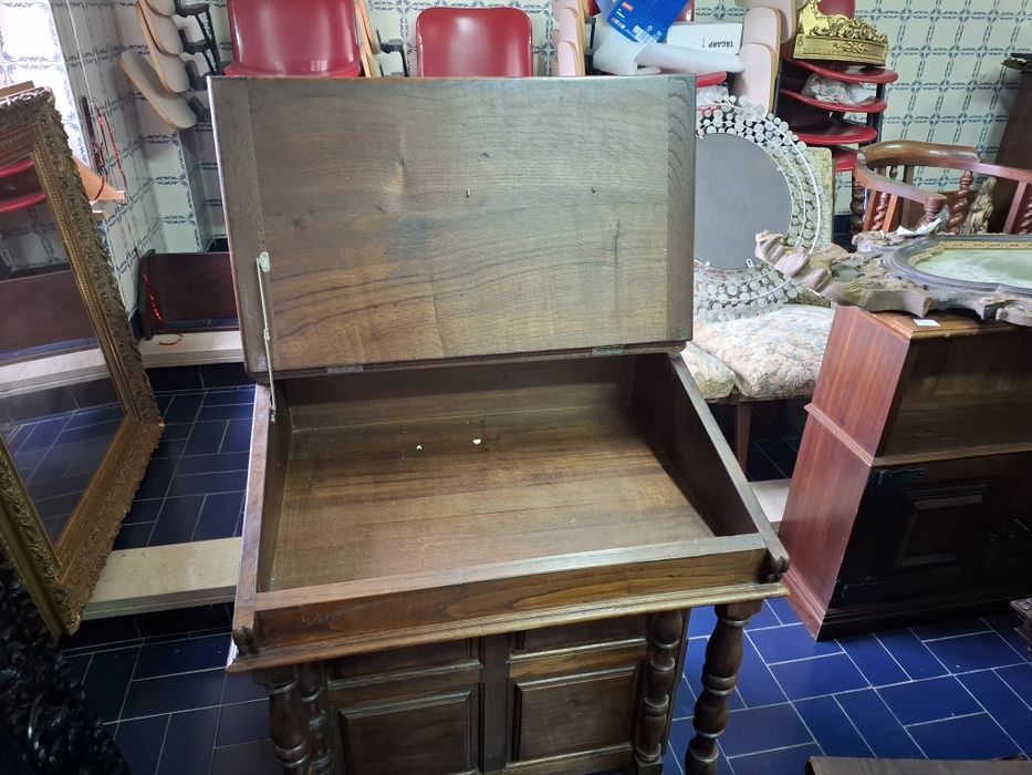 Escrivaninha em madeira