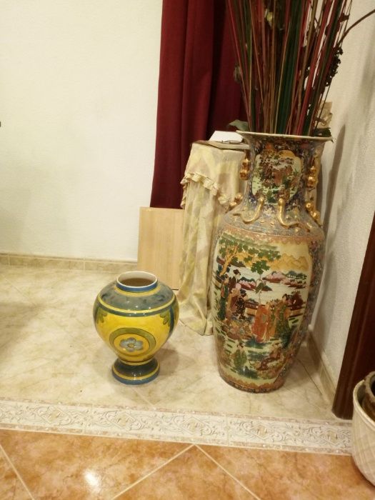 Jarrão Chinês em porcelana pintado à mão, com 84cm de altura