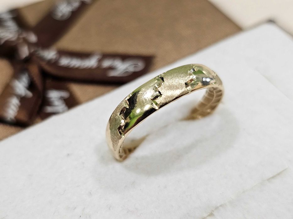 Złoty obrączkowy pierścionek z wzorami PR 585 R21