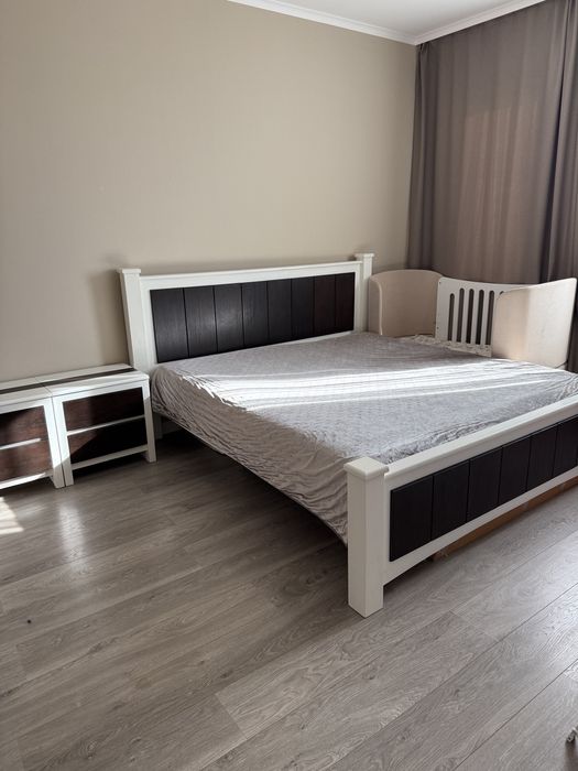 Двоспальне ліжко з масиву, матрац Vegas та 2 тумби