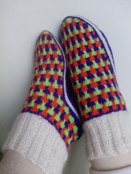 Продам вязаные носочки и следочки.