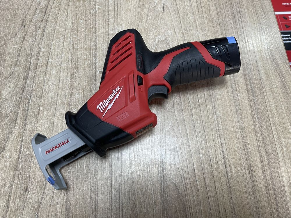 Milwaukee M12 2420-21 / акумуляторна шабельна пила Мілвокі