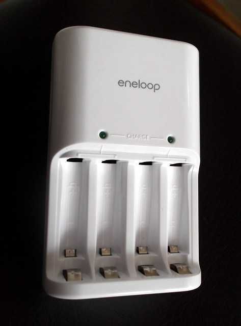 Зарядний пристрій для аккумуляорів АА чи ААА Eneloop nc-mqn04ens