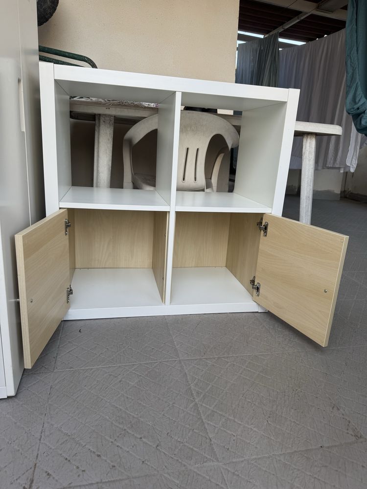 Movel branco com portas