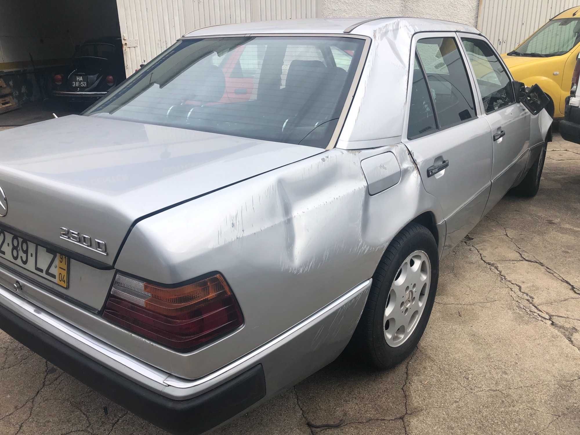 Mercedes 250 D - acidentado