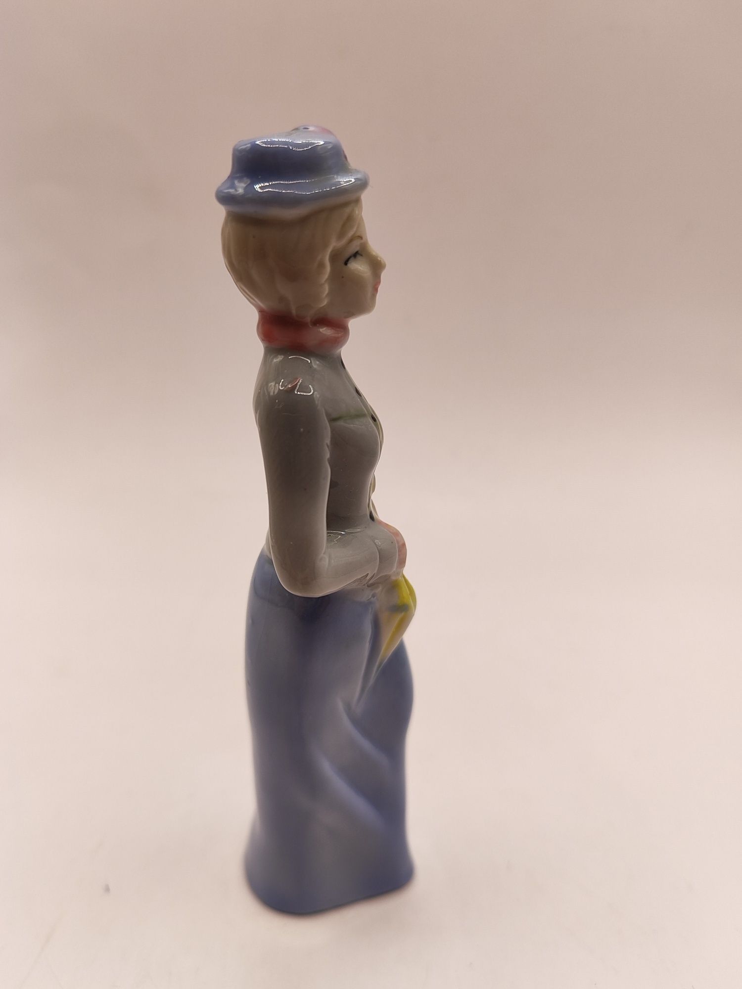 Porcelanowa figurka kobieta dama z parasolką
