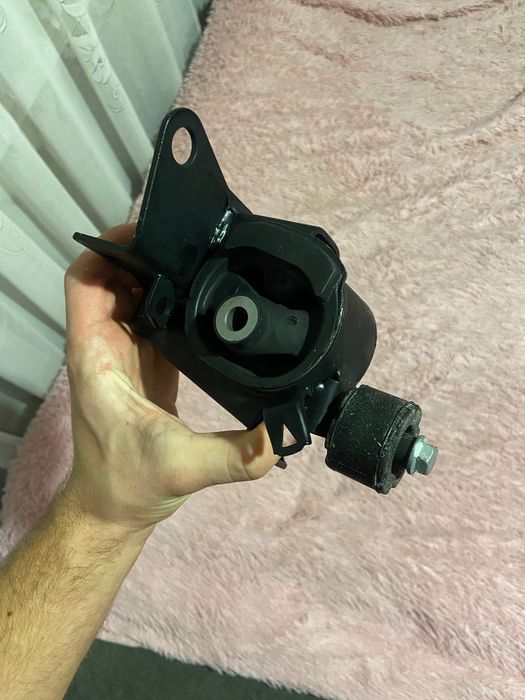 Подушка двигуна ліва Тойота авенсіс