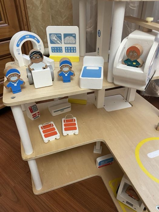 Лікарня Еко іграшка! Триповерхова з ліфтом , що рухається.