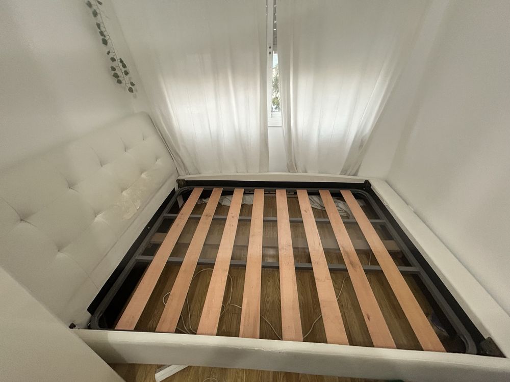 Cama com strado em boas condicoes