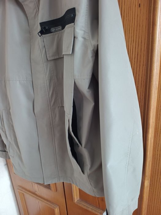 Чоловіча вітрівка у розмірі XL