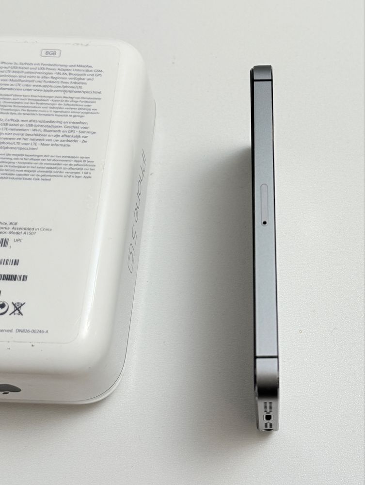 Stary telefon kolekcjonerski Iphone 5s