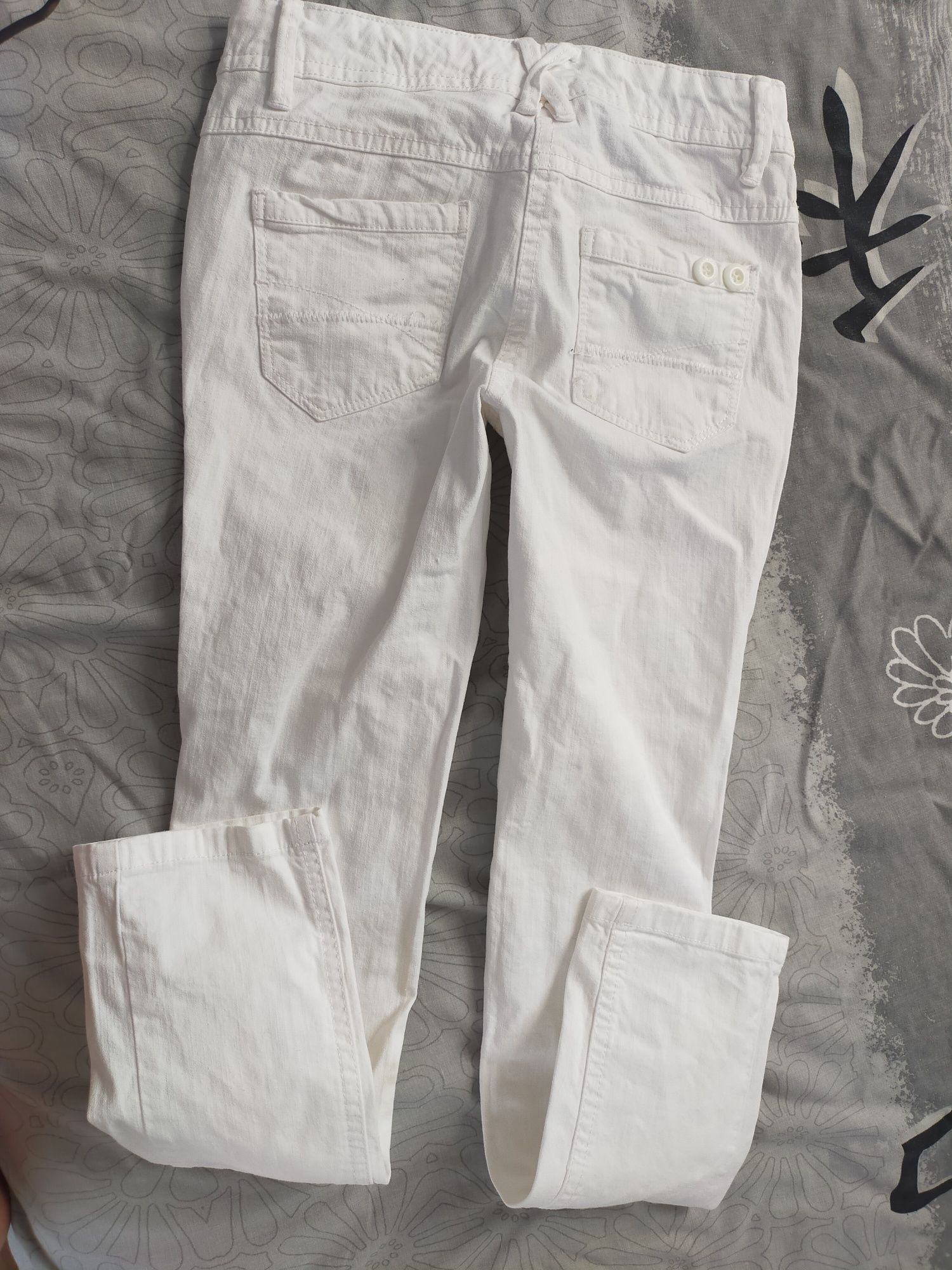 Spodnie dżinsowe biale 134 cm?