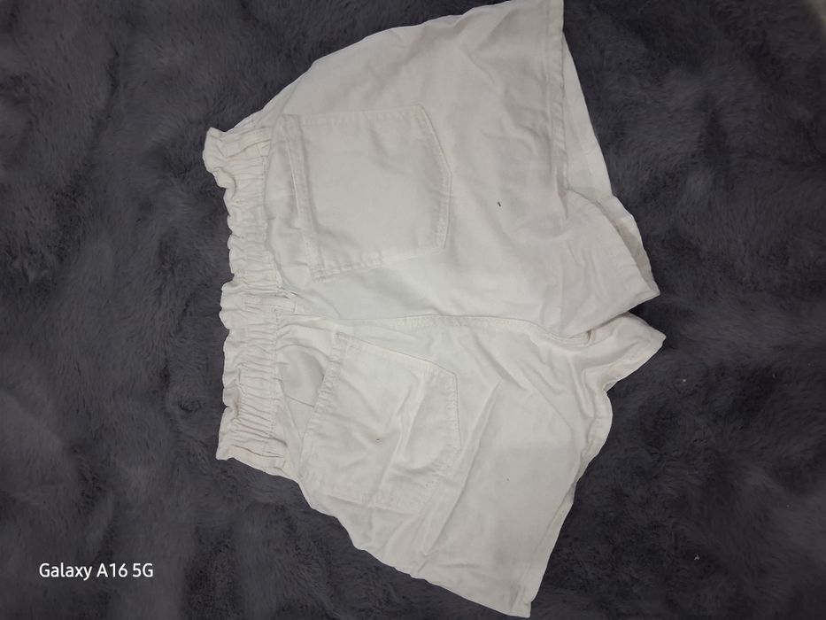 Białe krótkie spodenki sinsay rozmiar 36