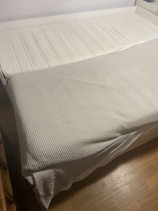 2x Cama indivual com gavetas e colchões.