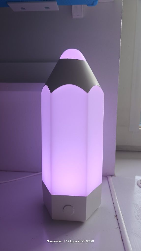 PELARBOJ lampka stołowa OŁÓWEK KREDKA IKEA wiralowa wielobarwna
Lampa
