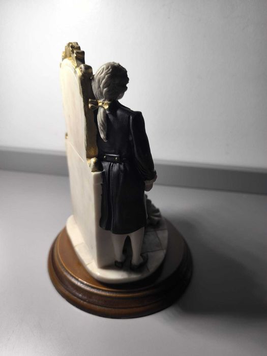 Estatueta Romântica em Porcelana sobre Base de Madeira