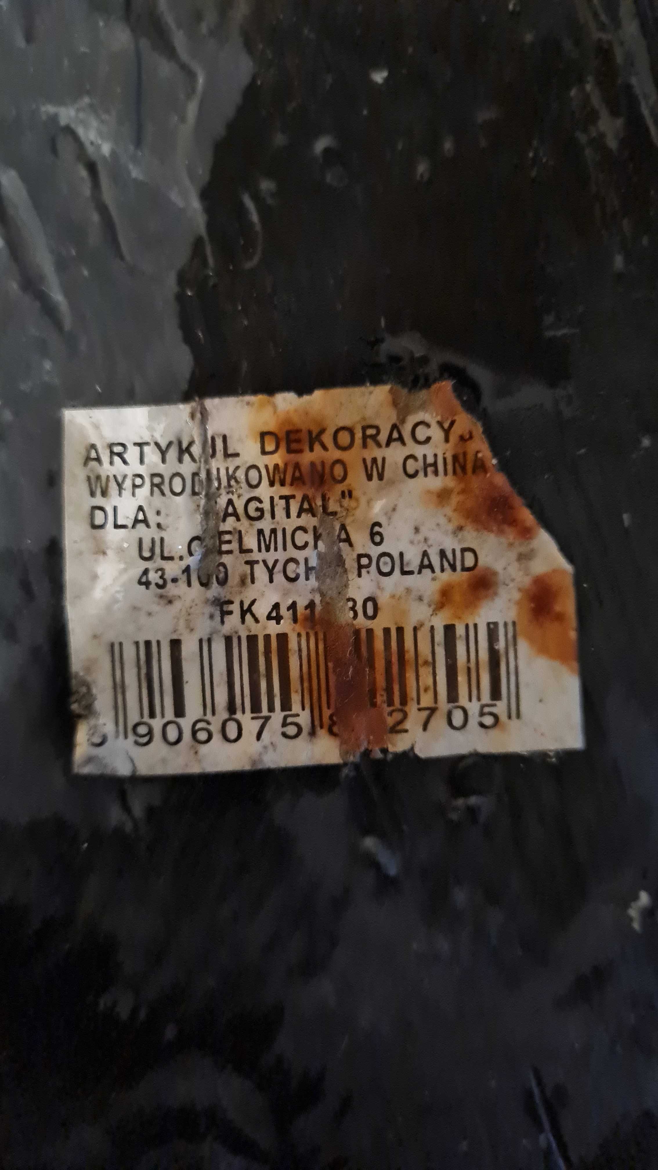 Mini fontanna pokojowa - kobieta przy źródełku