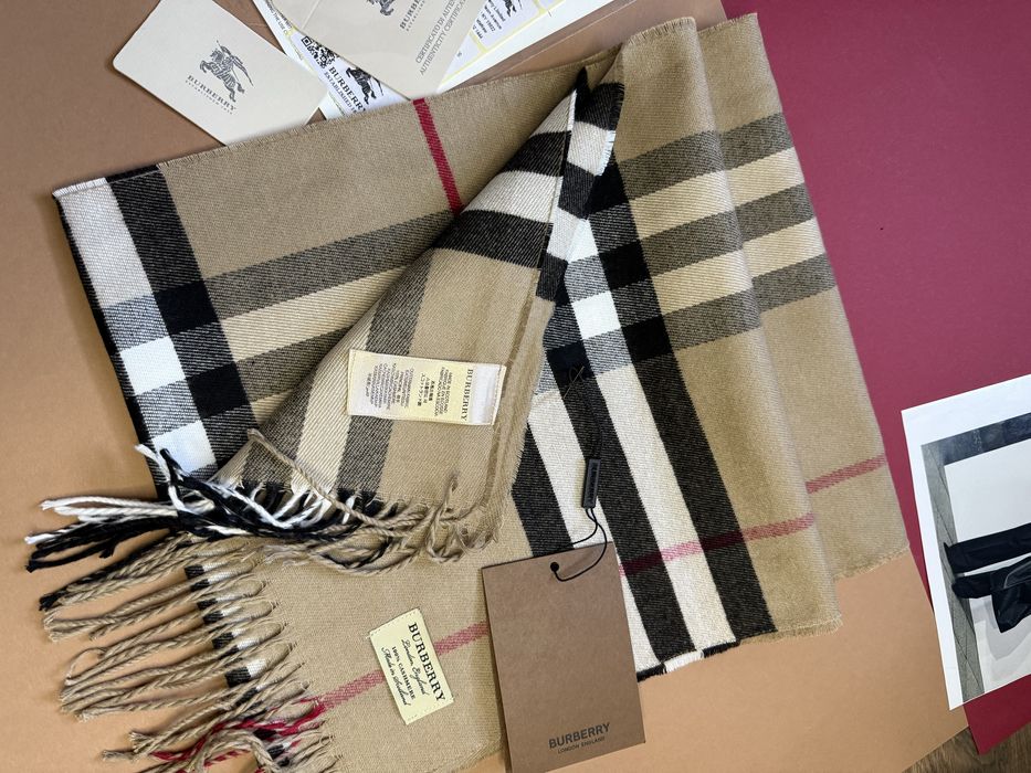 Popularny szalik w kratkę  w stylu Burberry