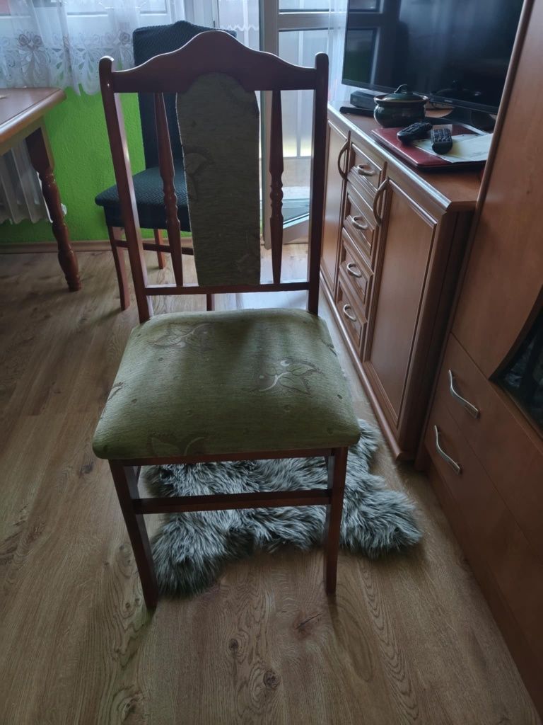 Stół z krzesłami