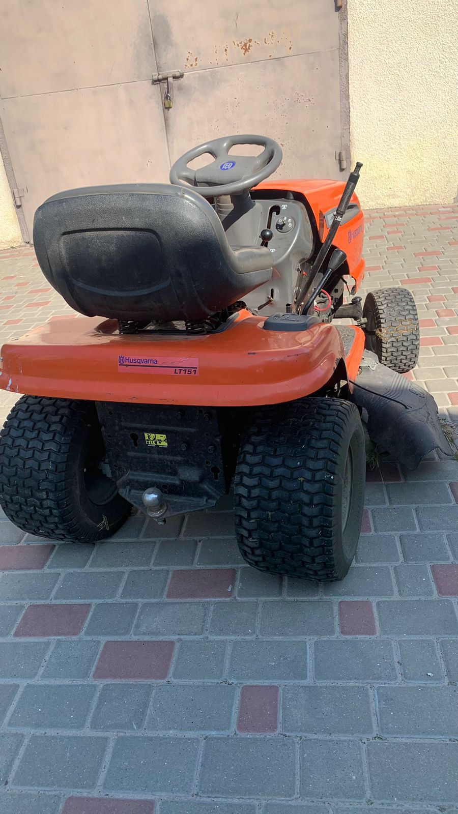 газонокосарка- трактор Husqvarna LT151
