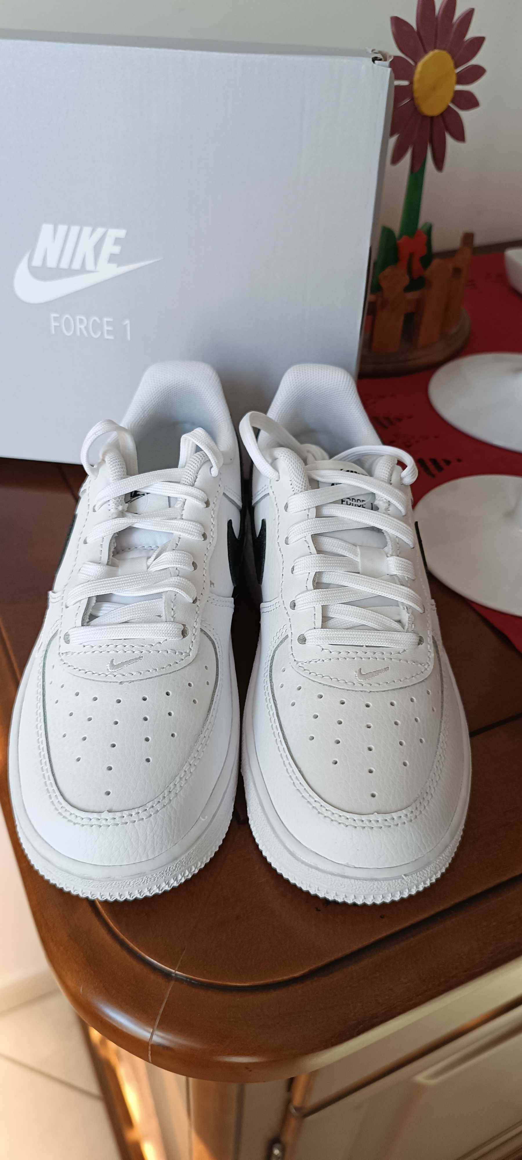 (r. Eur 31 - 19 cm) Nike Force 1 Low SE White Black FJ2887,-100 Białe