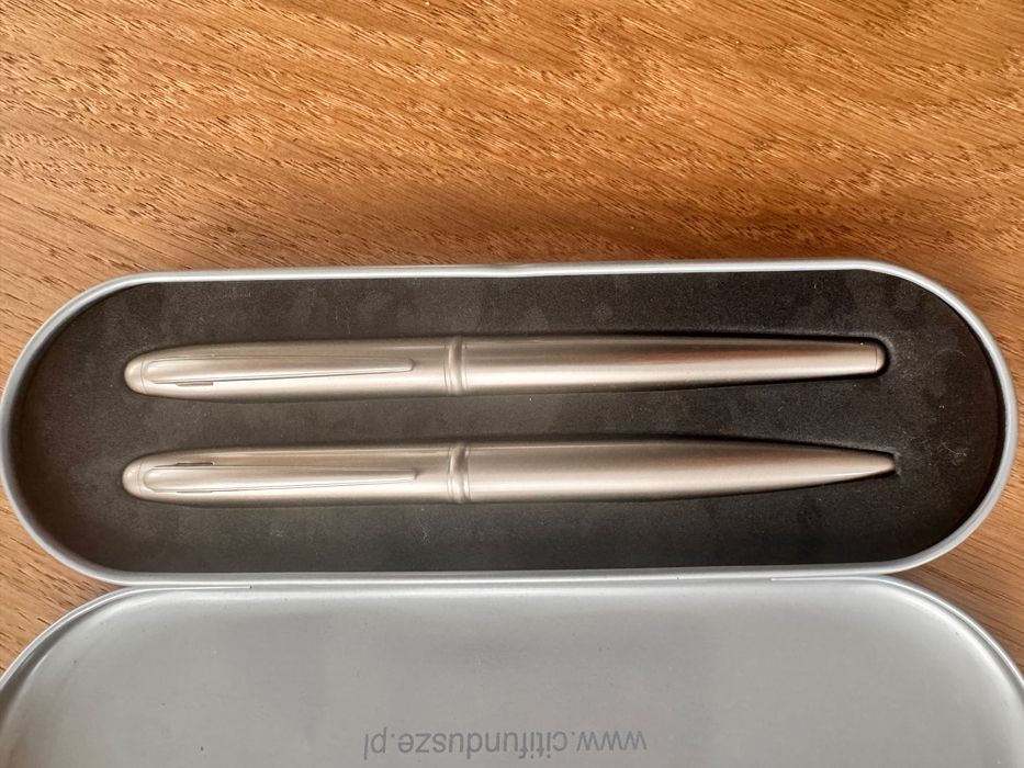 Zestaw długopisów ze stalowym wykończeniem.